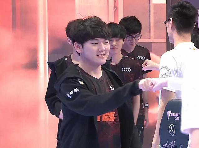 在第一场比赛中取得了大胜！Fisher Yongen 在团队战中击败了 ucal Akali， Nongshim RedForce 轻松击败了 DRX ，赢得了第一场比赛